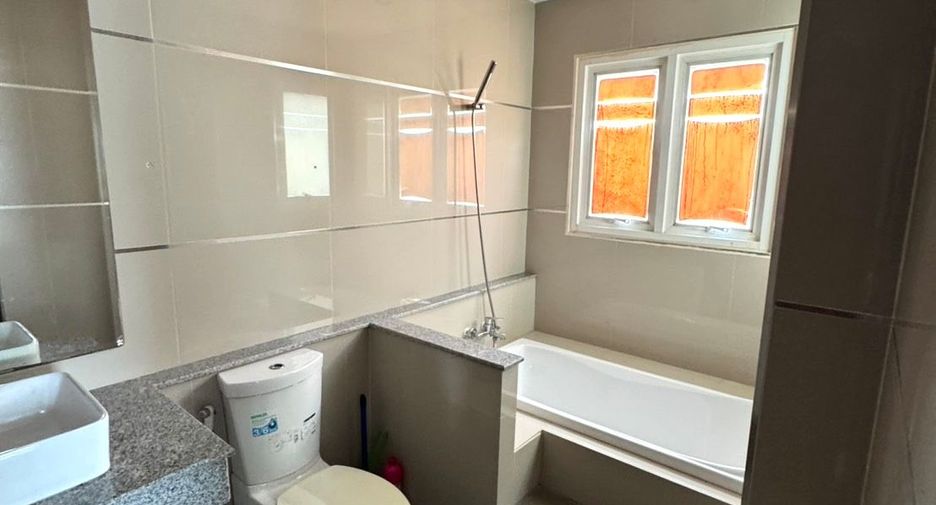 For rent 3 bedrooms townhouse in Watthana, Bangkok