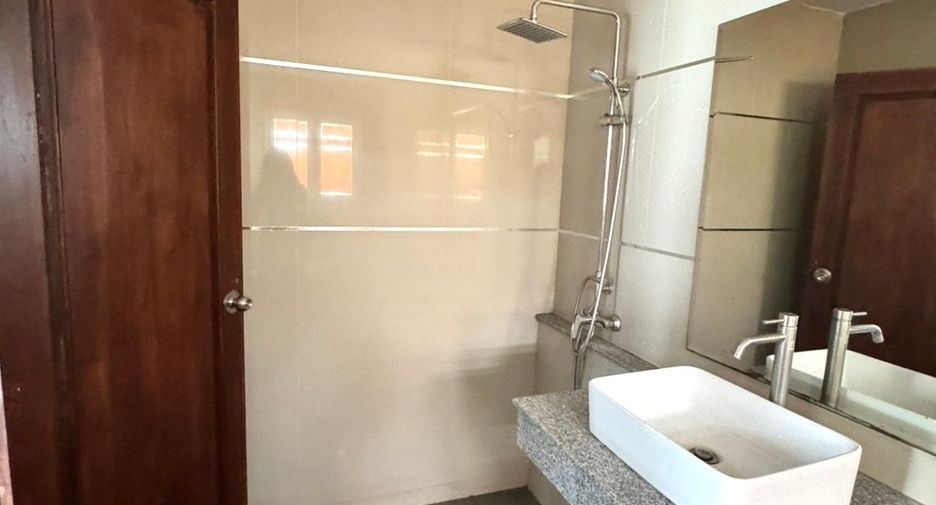 For rent 3 bedrooms townhouse in Watthana, Bangkok