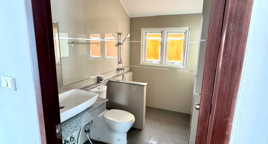 For rent 3 bedrooms townhouse in Watthana, Bangkok