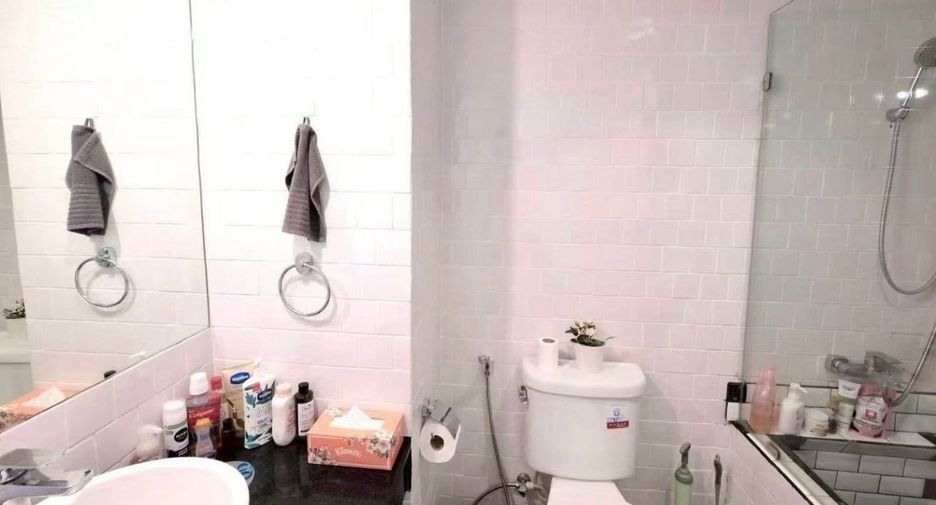 For sale 2 bedrooms condo in Huai Khwang, Bangkok