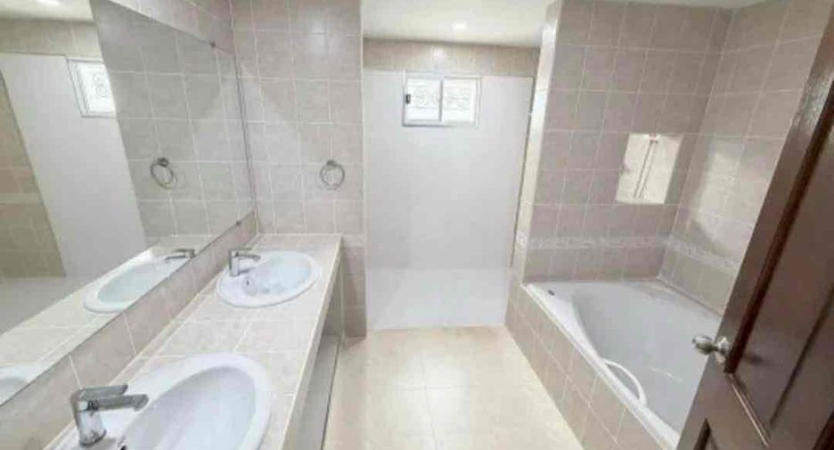 À louer 4 chambres villa à Bang Lamung, Chonburi