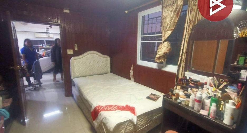 For sale 5 bedrooms house in Mueang Samut Prakan, Samut Prakan