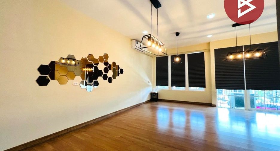 For rent and for sale 5 bedrooms townhouse in Bueng Kum, Bangkok