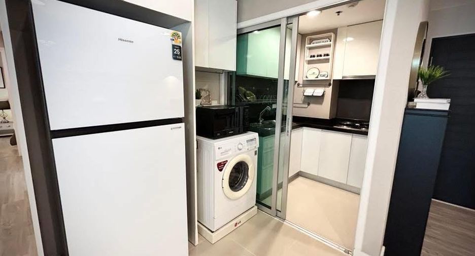 For rent 3 bedrooms condo in Huai Khwang, Bangkok