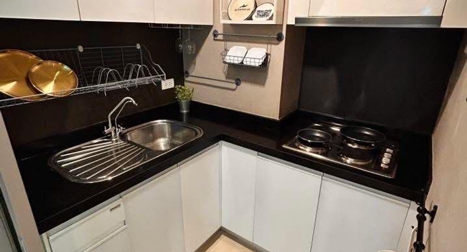 For rent 3 bedrooms condo in Huai Khwang, Bangkok