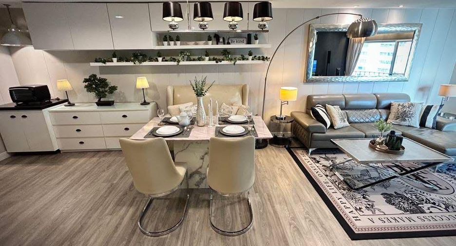 For rent 3 bedrooms condo in Huai Khwang, Bangkok