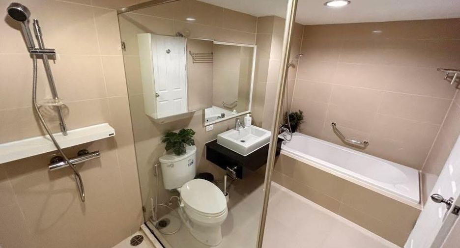 For rent 3 bedrooms condo in Huai Khwang, Bangkok
