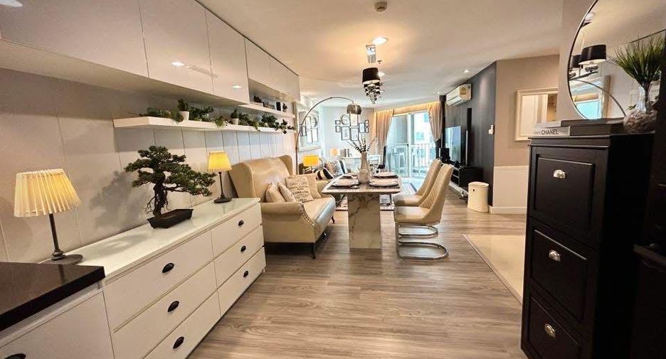 For rent 3 bedrooms condo in Huai Khwang, Bangkok