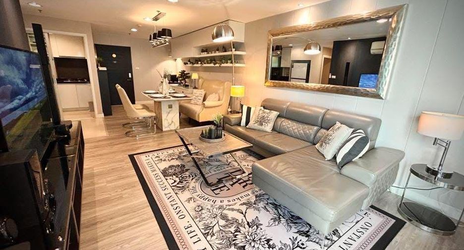 For rent 3 bedrooms condo in Huai Khwang, Bangkok
