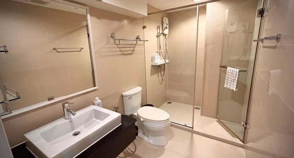 For rent 3 bedrooms condo in Huai Khwang, Bangkok