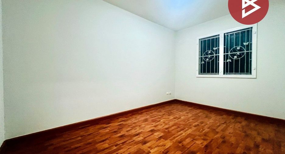 For sale 3 bedrooms townhouse in Min Buri, Bangkok