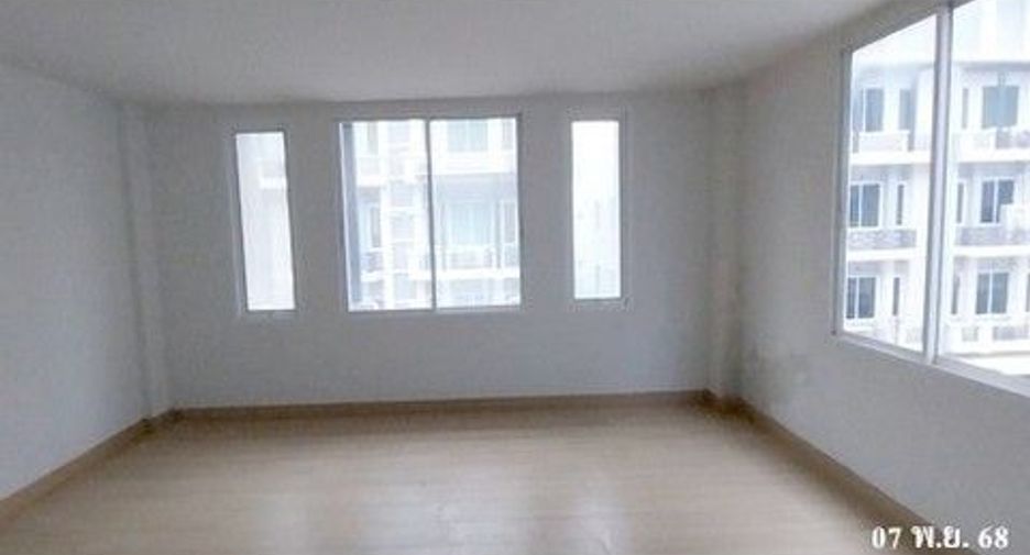 For sale 1 bed townhouse in Lat Krabang, Bangkok