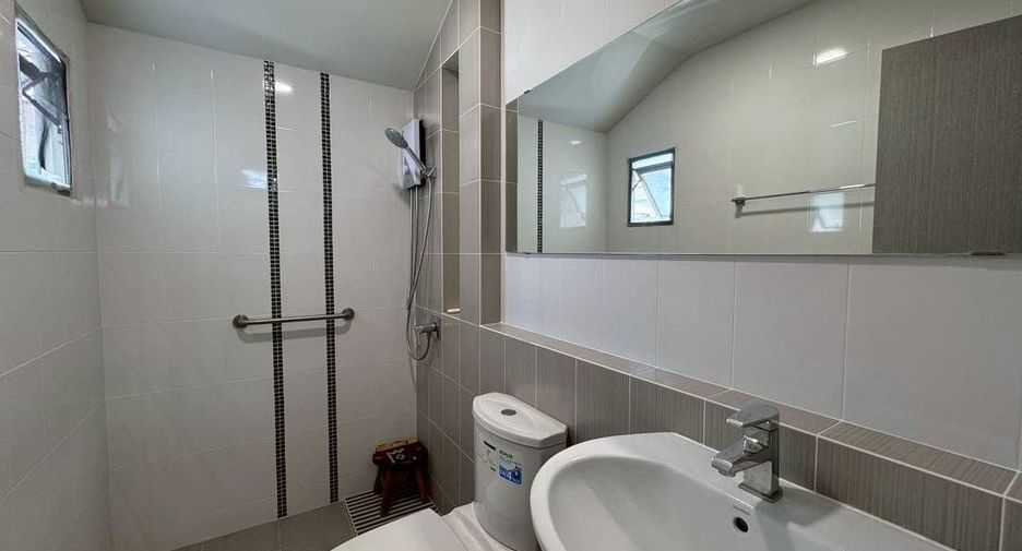 Haus zur Miete mit 3 Zimmer in Si Racha, Chonburi