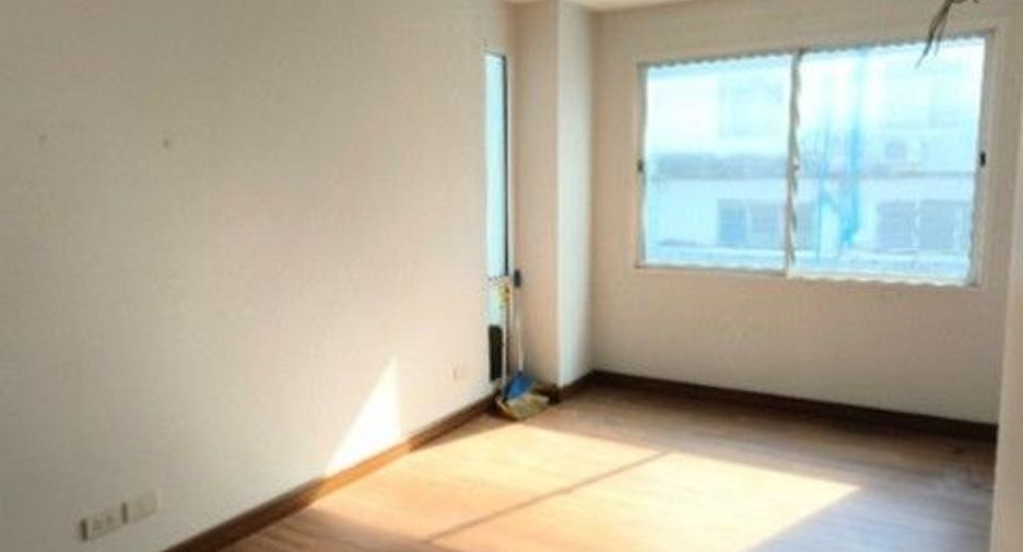 À vendre 1 chambre maison de ville à Phasi Charoen, Bangkok