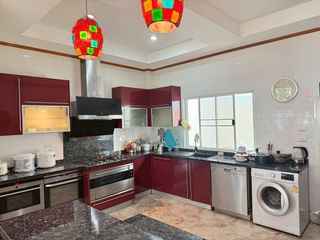 Casa en alquiler de 3 habitaciones en Bang Lamung, Chonburi