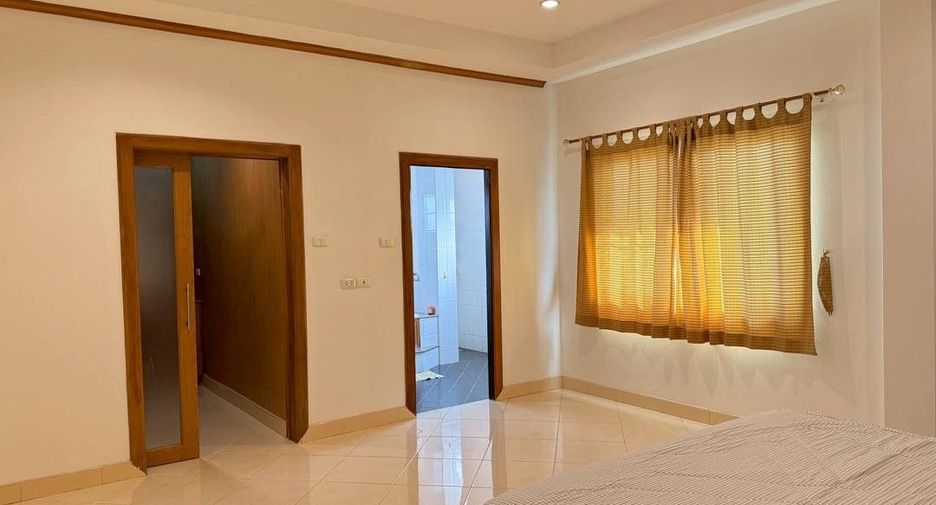 Casa en alquiler de 3 habitaciones en Bang Lamung, Chonburi