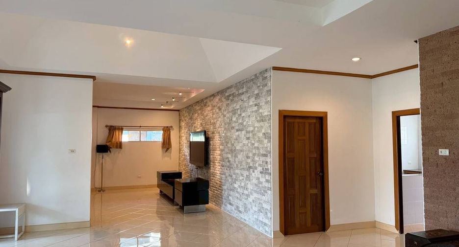 Casa en alquiler de 3 habitaciones en Bang Lamung, Chonburi