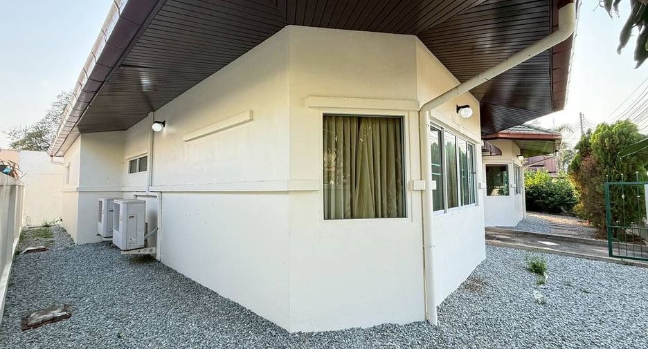 Casa en alquiler de 3 habitaciones en Bang Lamung, Chonburi