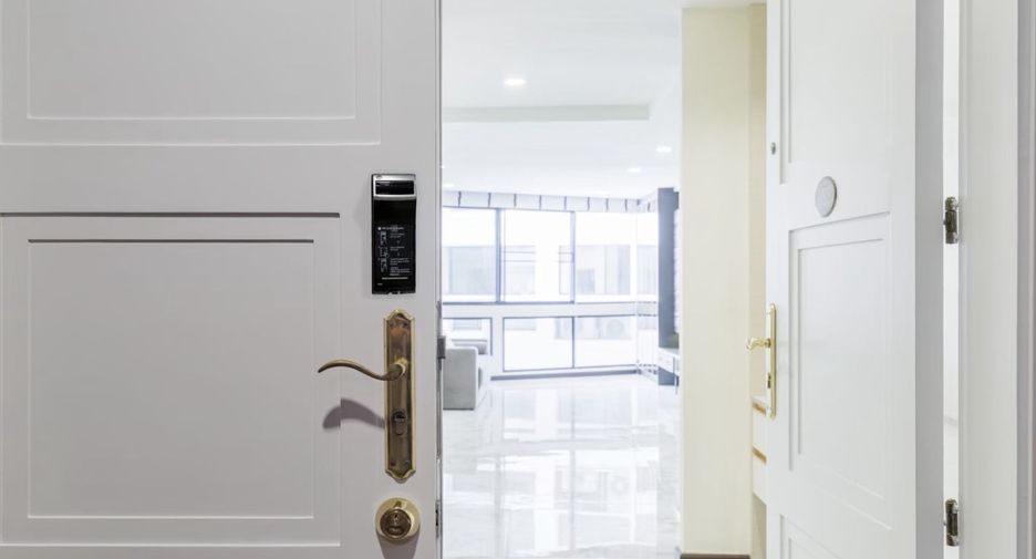 For rent 3 bedrooms condo in Khlong Toei, Bangkok