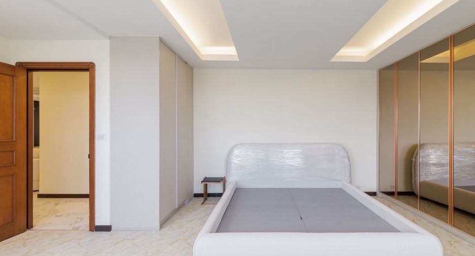 For rent 3 bedrooms condo in Khlong Toei, Bangkok