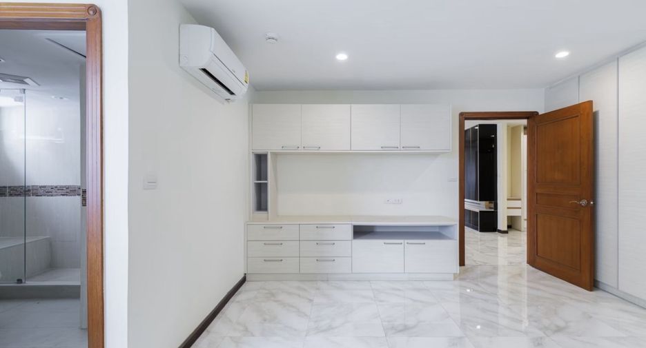 For rent 3 bedrooms condo in Khlong Toei, Bangkok