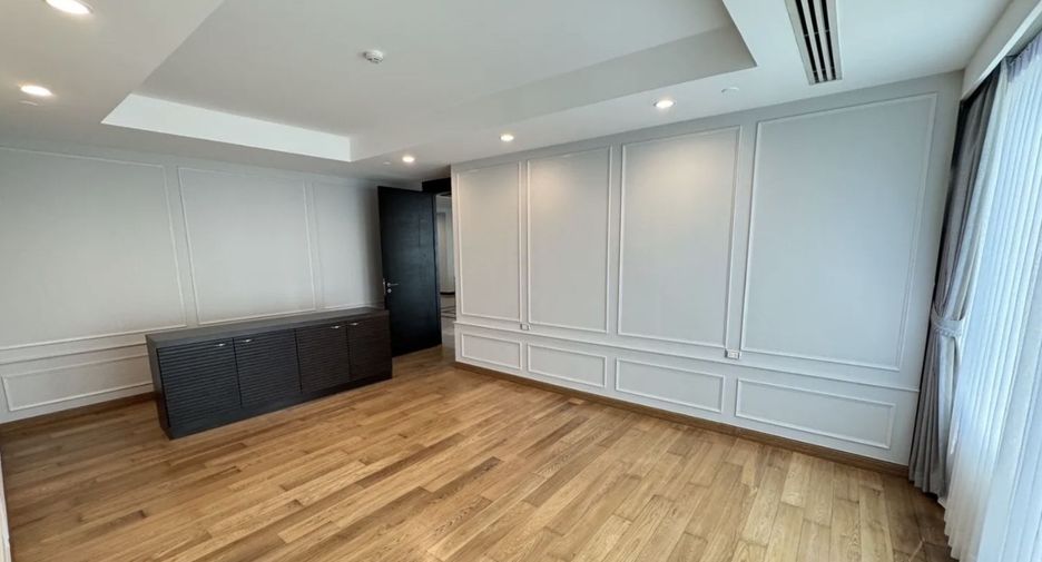For rent 4 bedrooms condo in Khlong Toei, Bangkok