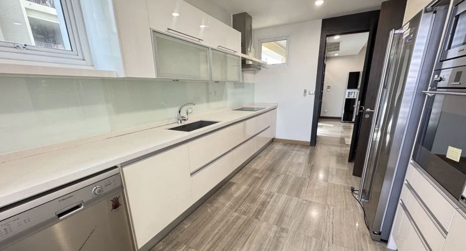 For rent 4 bedrooms condo in Khlong Toei, Bangkok