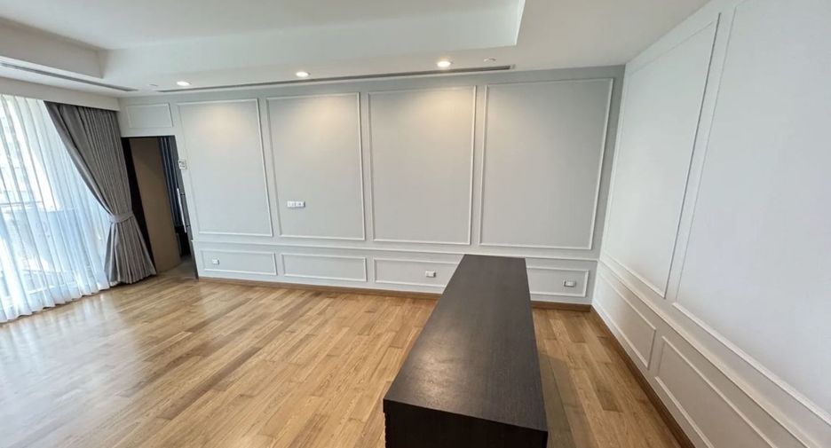 For rent 4 bedrooms condo in Khlong Toei, Bangkok
