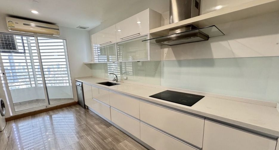 For rent 4 bedrooms condo in Khlong Toei, Bangkok