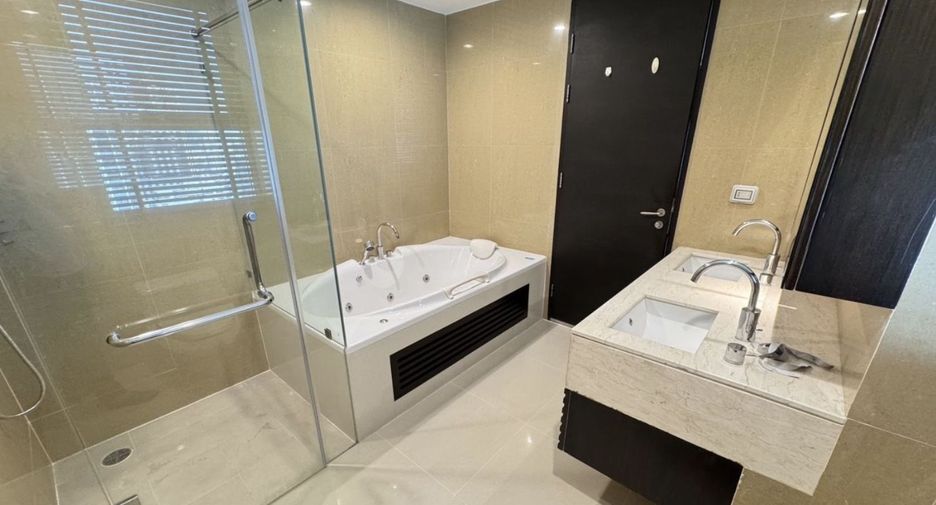 For rent 4 bedrooms condo in Khlong Toei, Bangkok