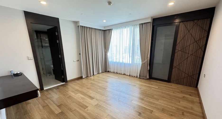 For rent 4 bedrooms condo in Khlong Toei, Bangkok