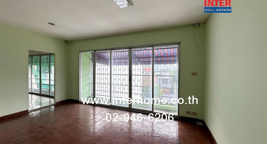 Reihenhaus zum Kauf mit 24 Zimmer in Huai Khwang, Bangkok