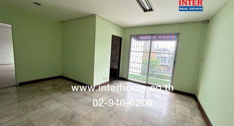 Reihenhaus zum Kauf mit 24 Zimmer in Huai Khwang, Bangkok