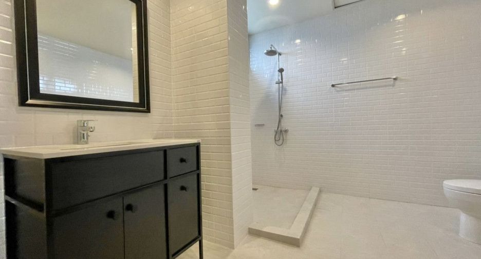 For rent and for sale 4 bedrooms house in Saraphi, Chiang Mai