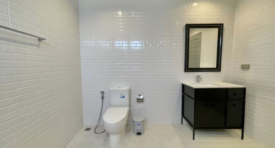 For rent and for sale 4 bedrooms house in Saraphi, Chiang Mai
