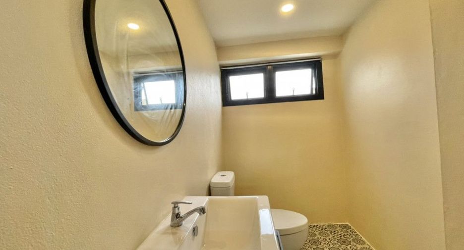 For rent and for sale 4 bedrooms house in Saraphi, Chiang Mai