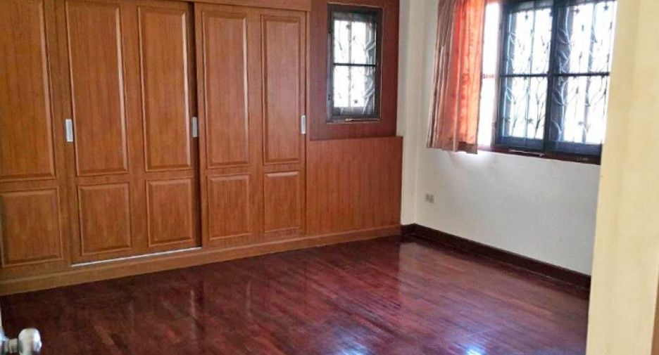 For sale 4 bedrooms house in Mueang Samut Prakan, Samut Prakan