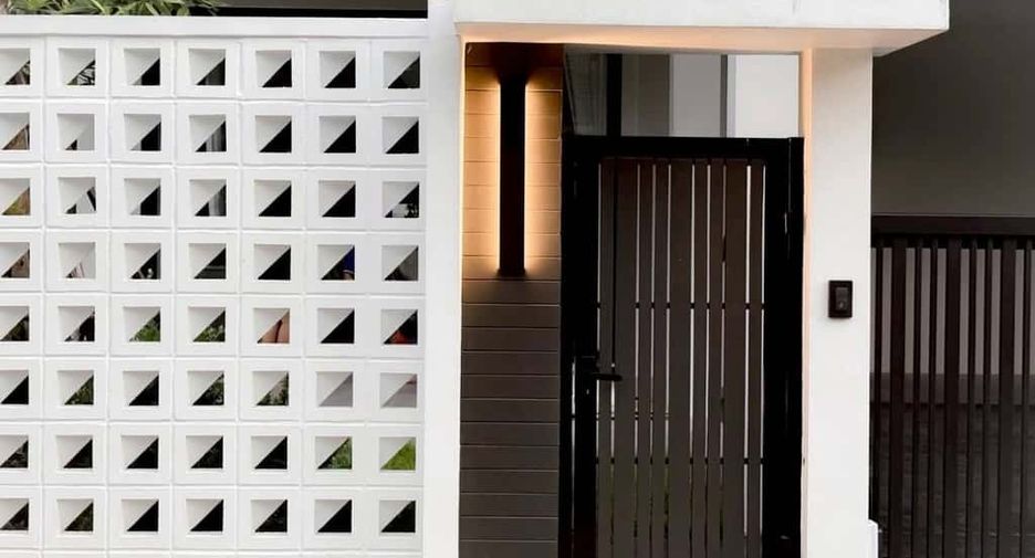 For rent 4 bedrooms house in Mueang Chiang Mai, Chiang Mai