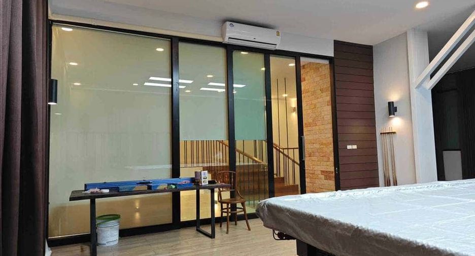 For rent and for sale 4 bedrooms house in San Kamphaeng, Chiang Mai