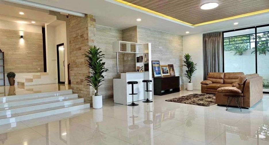 For rent and for sale 4 bedrooms house in San Kamphaeng, Chiang Mai