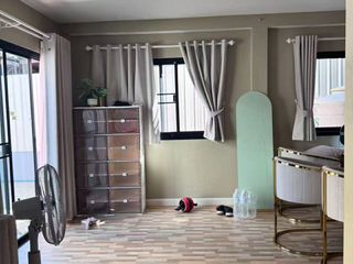 Casa en alquiler de 3 habitaciones en Huai Khwang, Bangkok