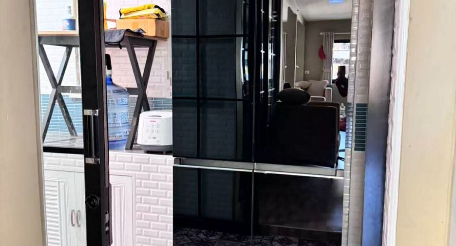 For rent 3 bedrooms house in Huai Khwang, Bangkok