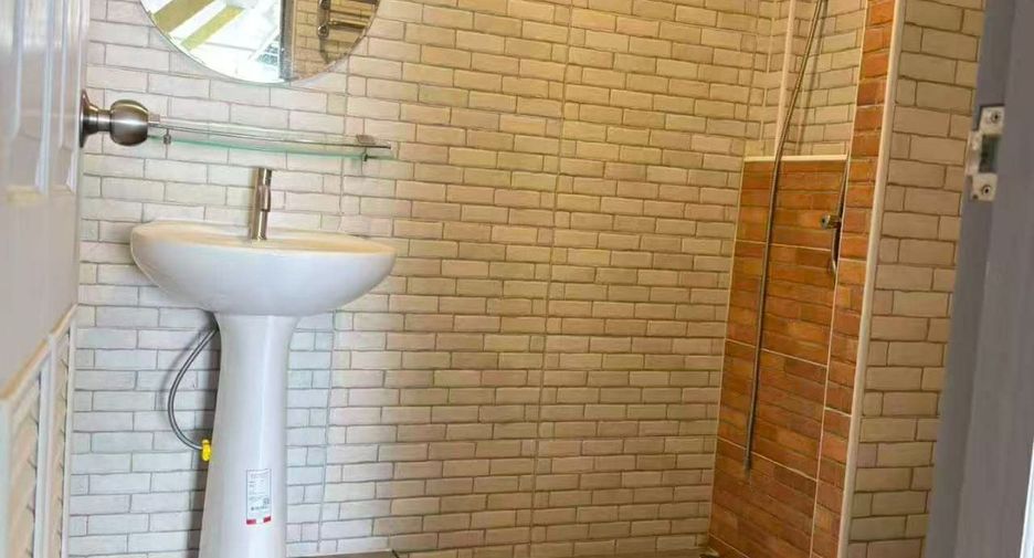 For rent 3 bedrooms house in Huai Khwang, Bangkok