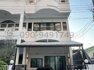 Casa adosada en alquiler de 3 habitaciones en Chatuchak, Bangkok