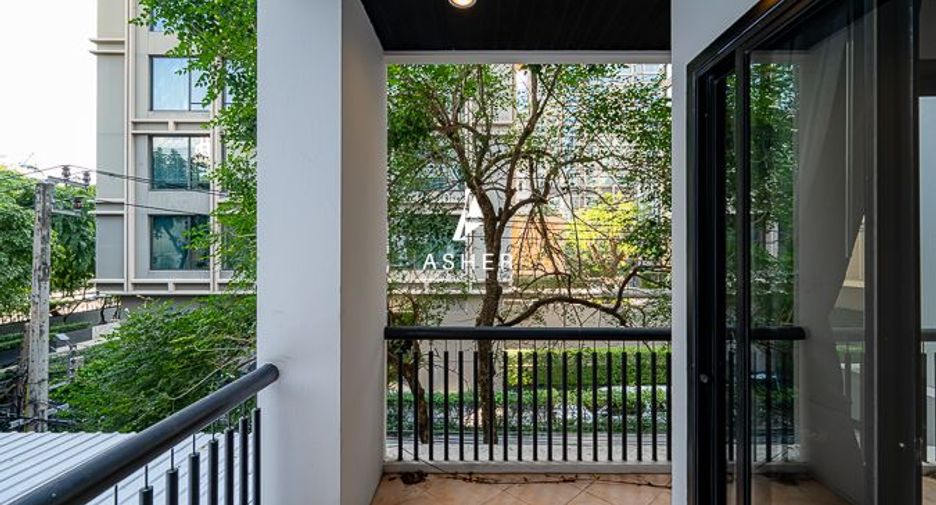 For rent 3 bedrooms condo in Pathum Wan, Bangkok