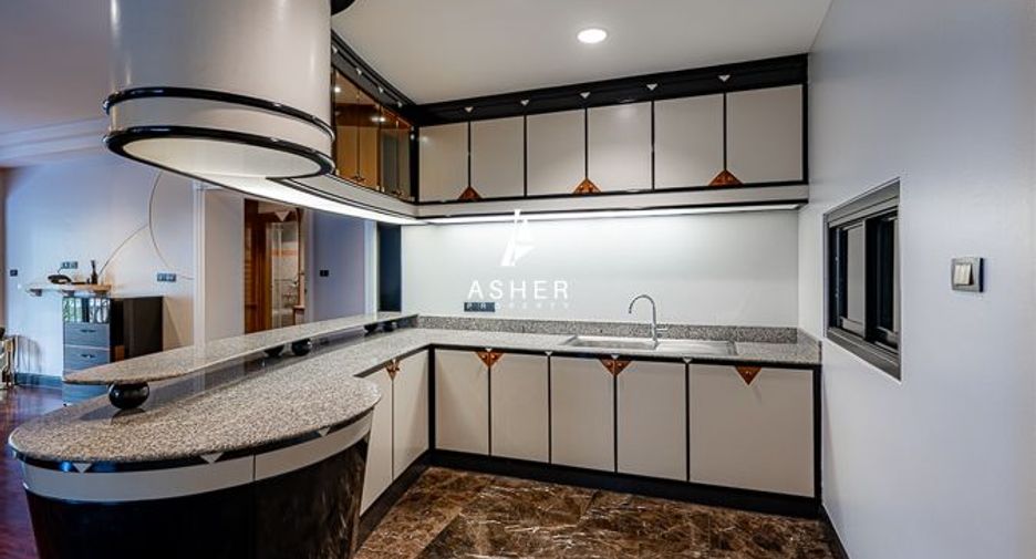 For rent 3 bedrooms condo in Pathum Wan, Bangkok