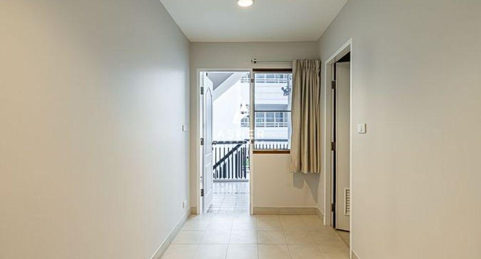 For rent 3 bedrooms condo in Pathum Wan, Bangkok