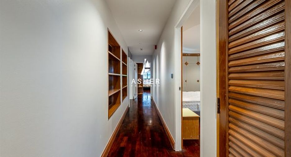 For rent 3 bedrooms condo in Pathum Wan, Bangkok