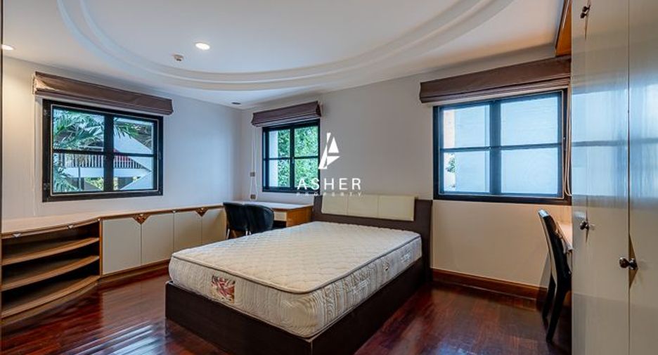 For rent 3 bedrooms condo in Pathum Wan, Bangkok
