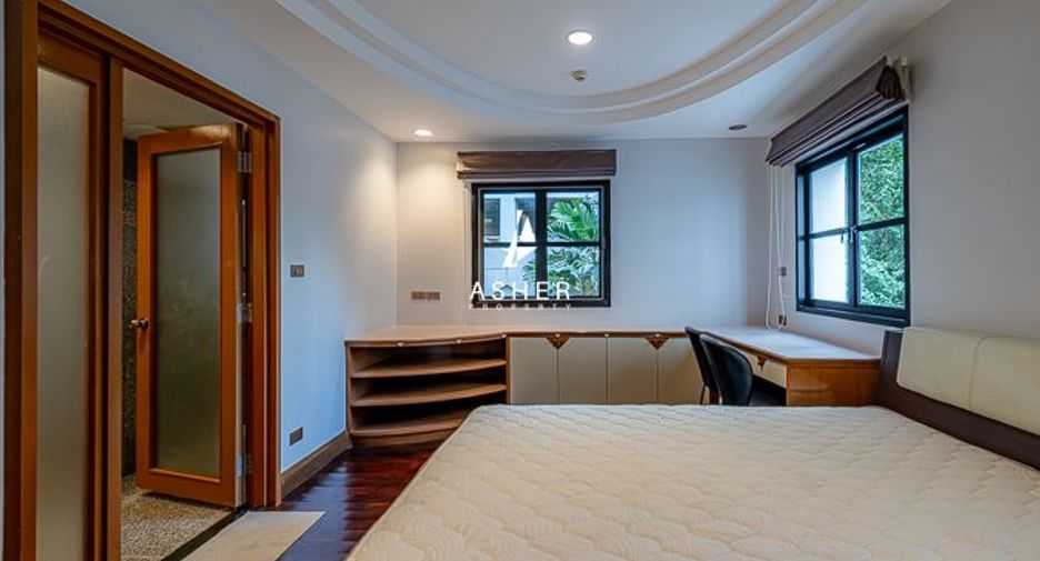 For rent 3 bedrooms condo in Pathum Wan, Bangkok
